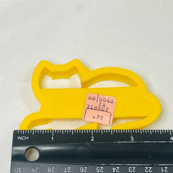 Yellow Cat Kitten Shaped Cookie Cutter By Wilton USA Vintage - Picture 2 of 5
